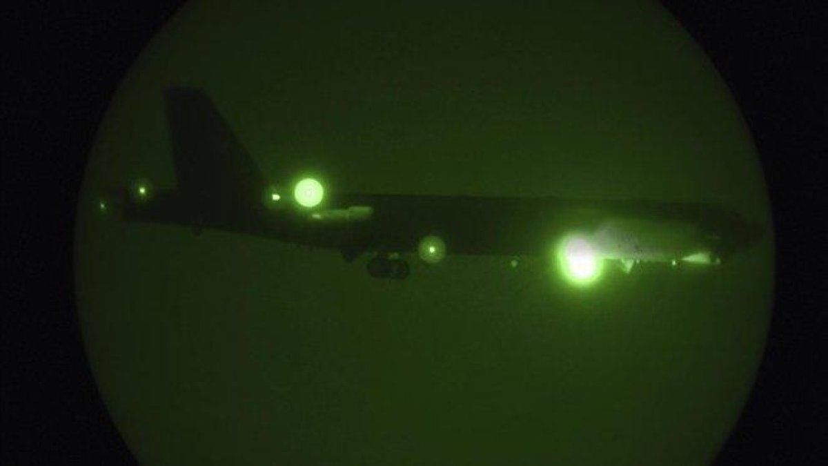 Un B-52 realiza la maniobra de aterrizaje en la base de EEUU en Qatar, este jueves.-AP