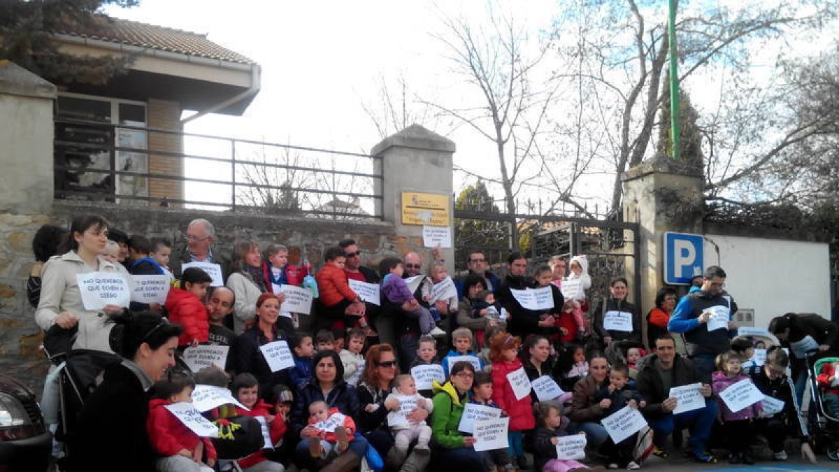 Concentración de padres, madres y niños en la guardería del Virgen del Espino. -