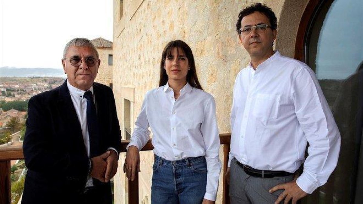 Carlota Casiraghi, con el filósofo Robert Maggiori y el editor Leopoldo Kulesz, en el Hay Festival de Segovia.-LISBETH SALAS / HAY FESTIVAL