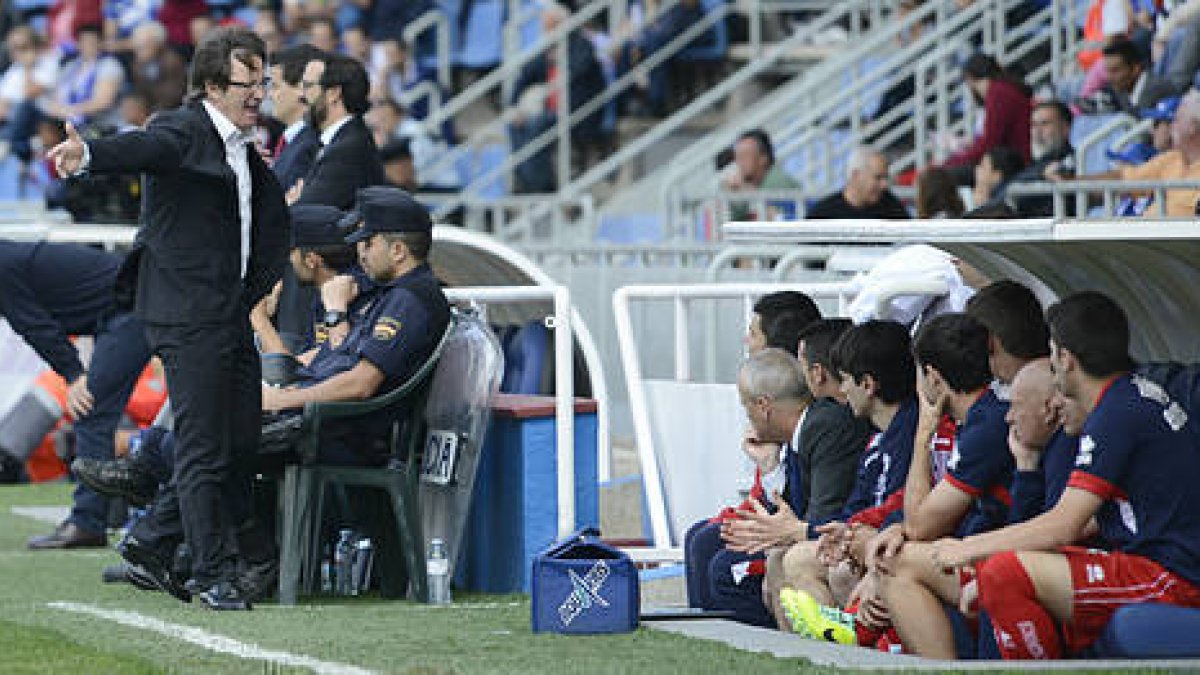 El técnico del Numancia Juan Antonio Anquela durante el encuentro en Tenerife. / ÁREA 11-