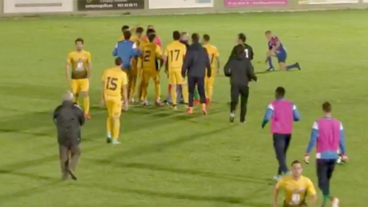 Jugadores de la Ponferradina protestando al árbitro por la decisión-/ PERIODICO (TWITTER)