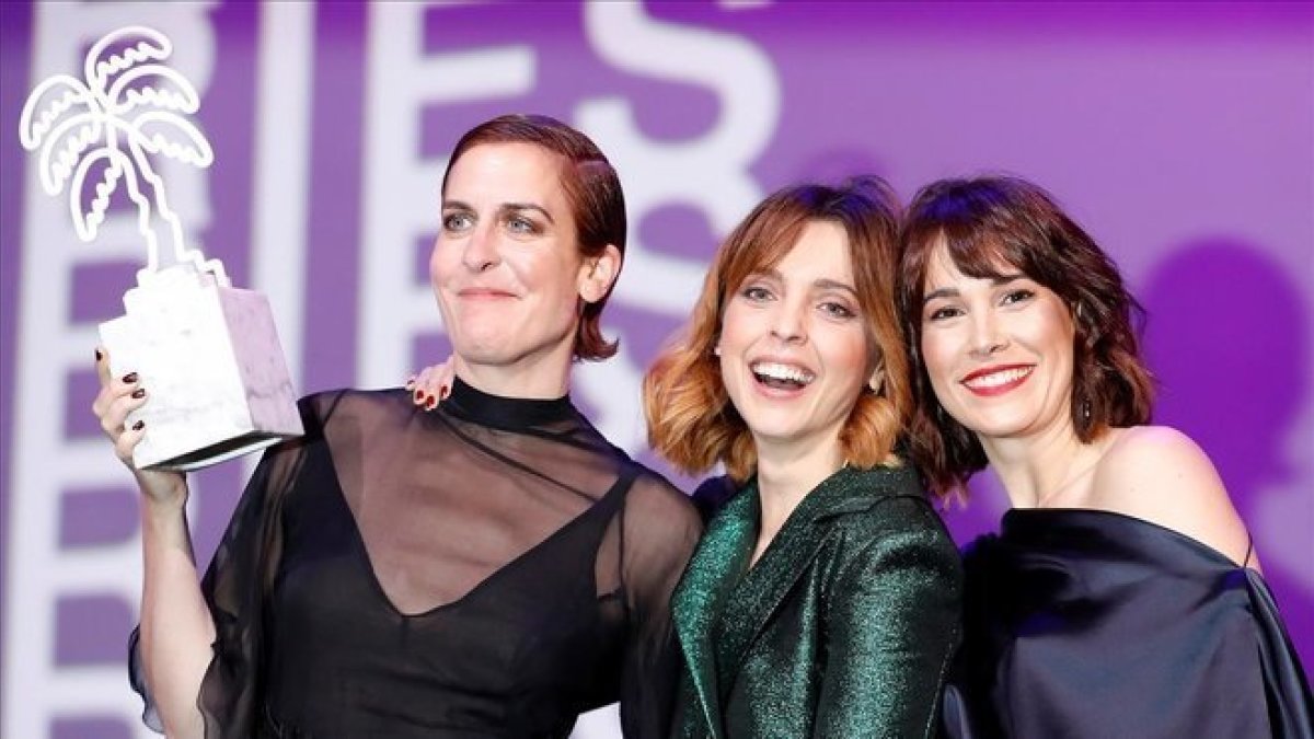 Aixa Villagrán, Leticia Dolera y Celia Freijeiro, con el premio en Cannes por Déjate llevar.-SEBASTIEN NOGIER / EFE
