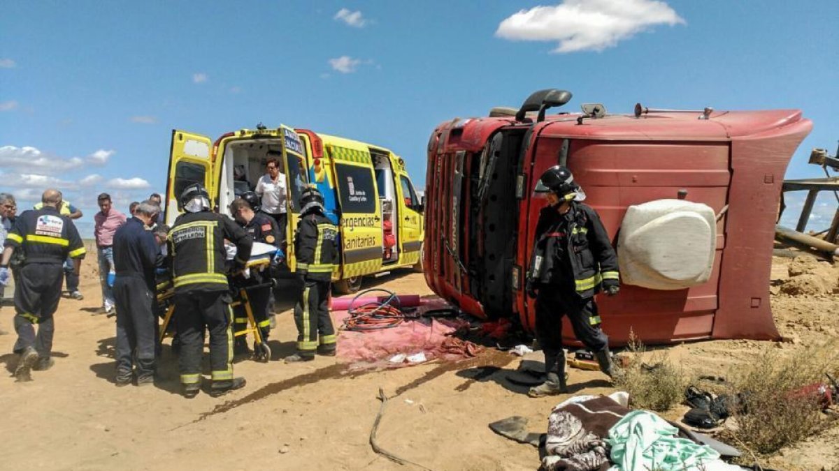 Rescatado un hombre atrapado por el vuelco de un camión en Valencia de Don Juan-ICAL