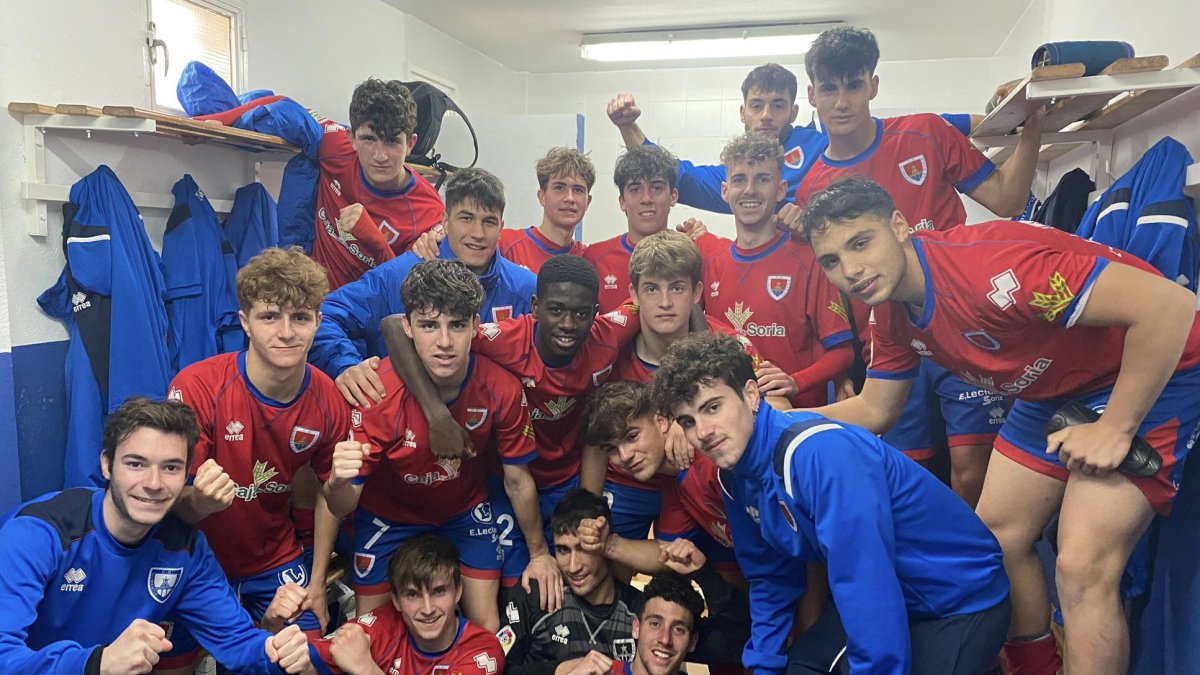 Los jugadores del juvenil rojillo celebrando la victoria de esta jornada en Ávila. CD Numancia