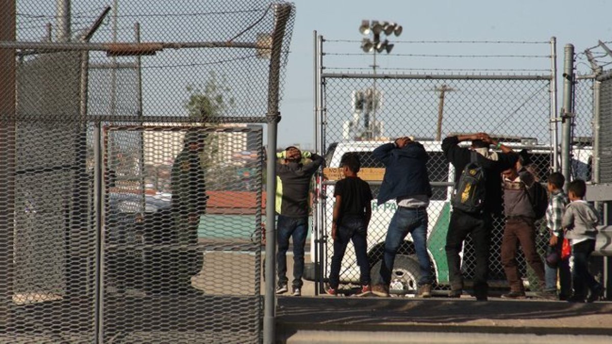 Migrantes son detenidos tras cruzar el río Bravo por las autoridades migratorias de Estados Unidos.-EFE
