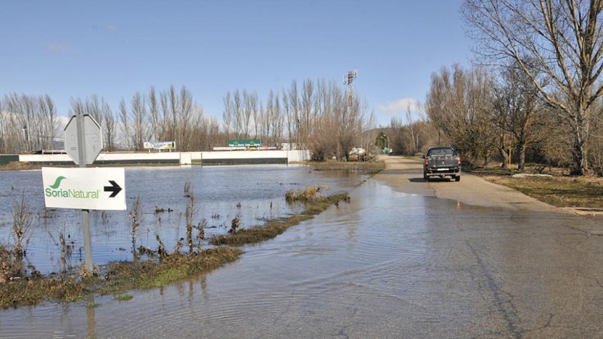 Estado en el que se encontraba ayer el acceso a Soria Natural.-V.G.