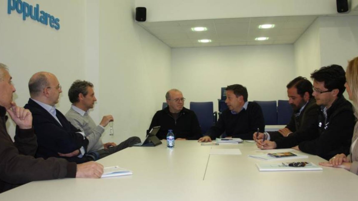 Reunión del PP con la Asociación de Vecinos de El Ferial.-PP DE SORIA
