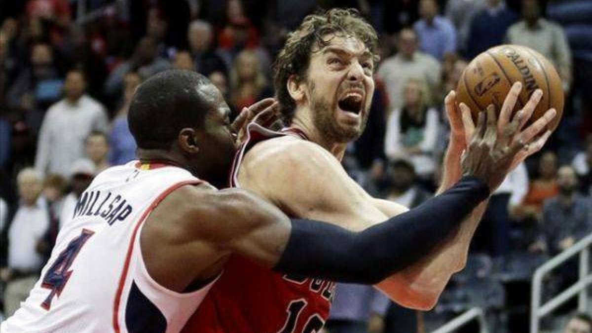 Gasol intenta superar a Millsap en el partido del lunes ante Atlanta.-Foto: DAVID GOLDMAN / AP