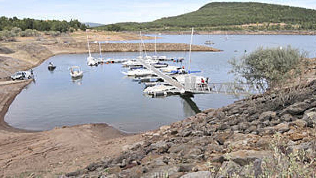 Estado que mostraba ayer el embalse de Cuerda del Pozo. / VALENTÍN GUISANDE-