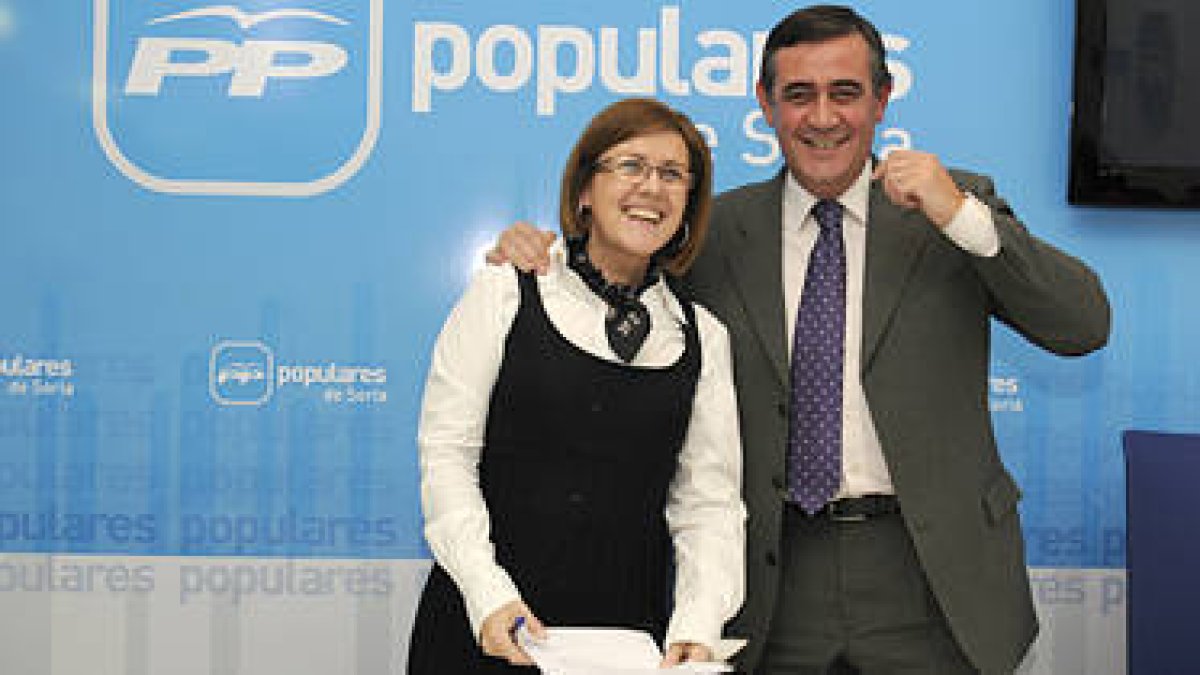 Marimar Angulo y Antonio Pardo, ayer en la sede del PP de Soria. / VALENTÍN GUISANDE-