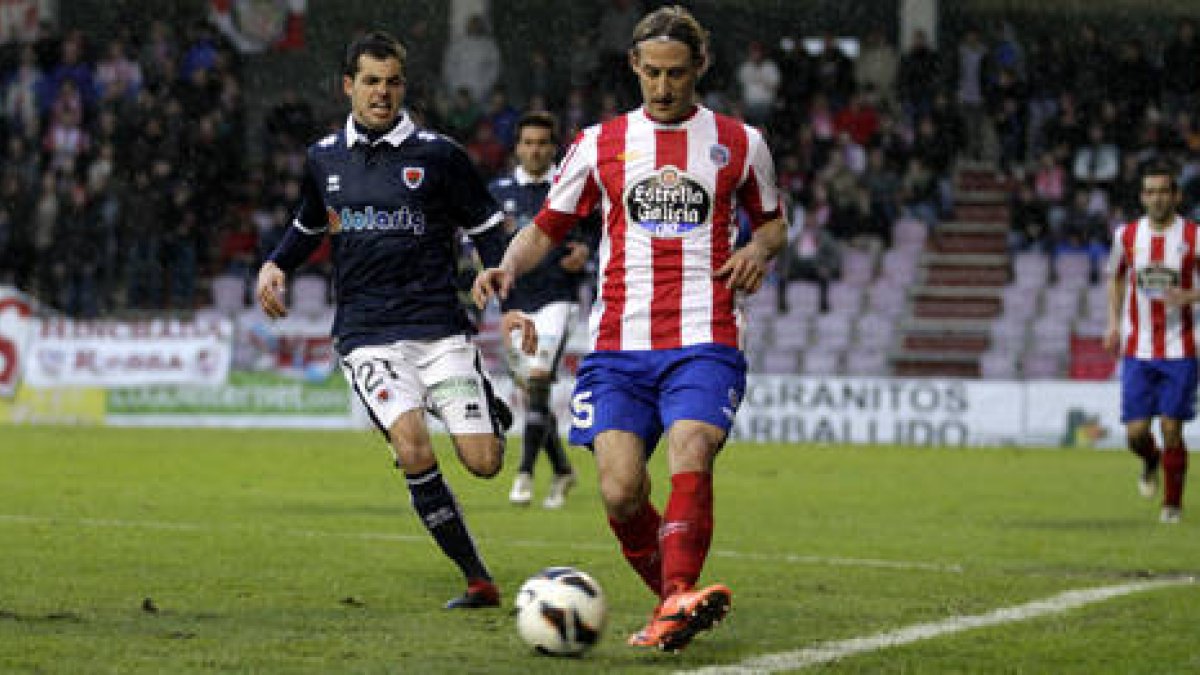 Bedoya persigue al jugador del Lugo Belfortti en el choque de ayer. / Área 11-