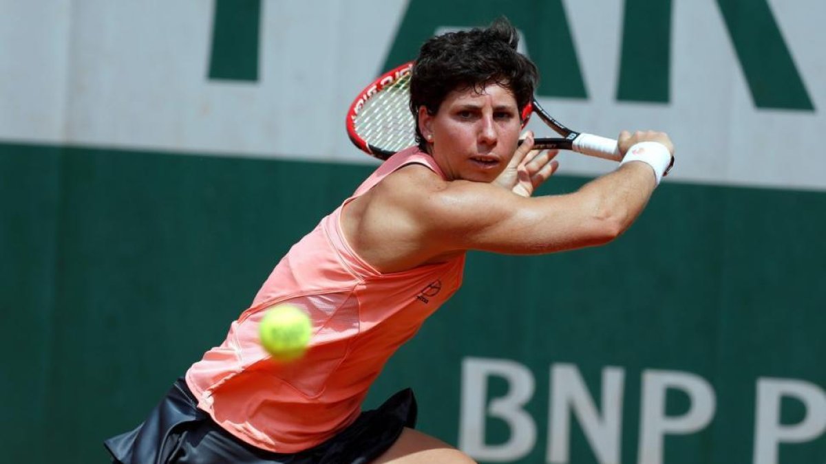 Carla Suárez devuelve una bola a Dominika Cibulkova.-AFP / THOMAS SAMSON