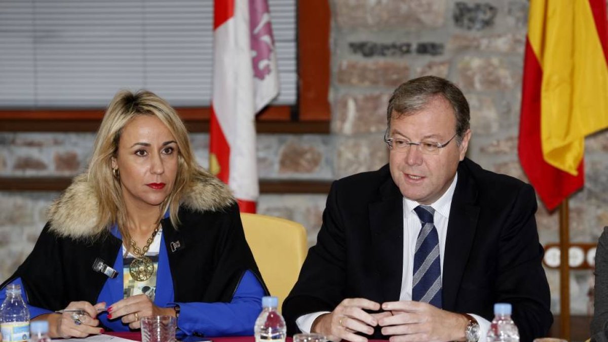 El consejero de Fomento y Medio Ambiente de la Junta, Antonio Silván; la consejera de Agroganadería de Asturias, Maria Jesús Álvarez (I) y la consejera de Ganadería, Pesca y Desarrollo Rural, Blanca Azucena Martínez (D)-Ical