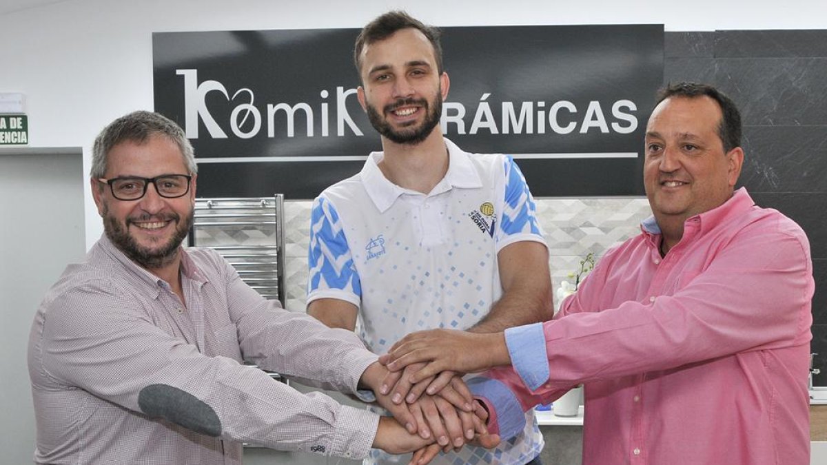 Alfredo Cabrerizo, presidente del Río Duero, Marcelo Hister, opuesto celeste, y Santiago Marín, de Komik Cerámicas.-VALENTÍN GUISANDE