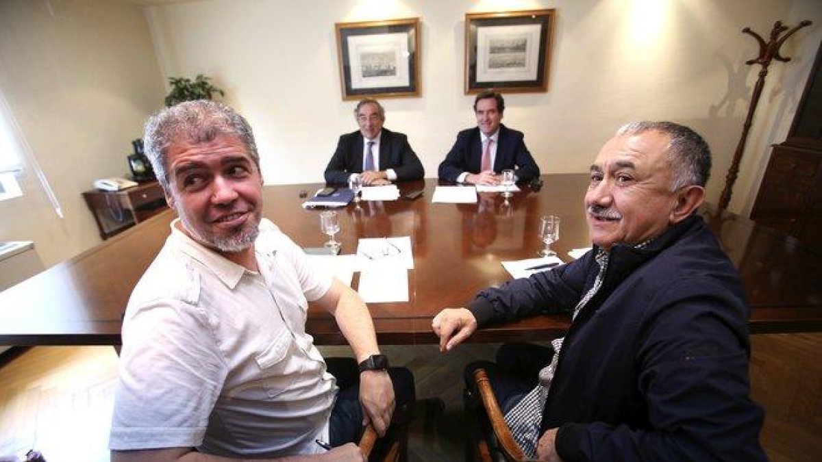 Los secretarios generales de CCOO y UGT, Unai Sordo (izquierda) y Pepe Álvarez (derecha), en primer plano; junto a los dirigentes de la CEOE, Juan Rosell y Antonio Garamendi.-DAVID CASTRO (EL PERIÓDICO)