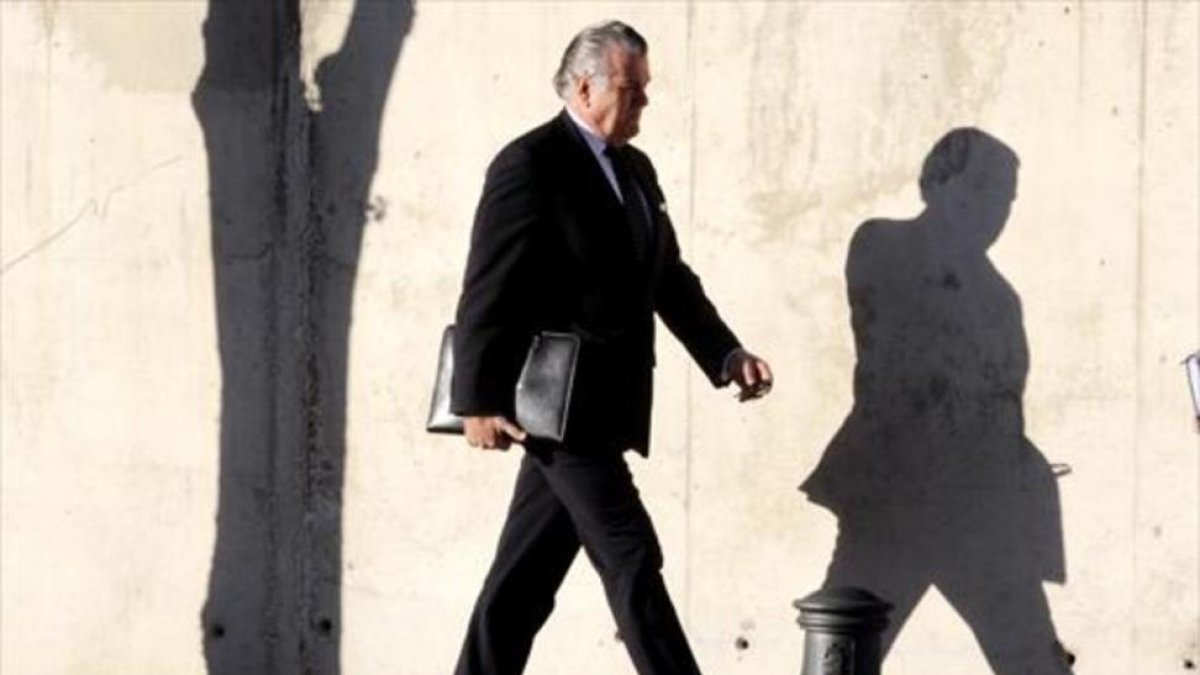 Luis Bárcenas, extesorero del PP, al llegar a la sede de San Fernando de Henares de la Audiencia Nacional, donde está siendo juzgado.-JUAN MANUEL PRATS