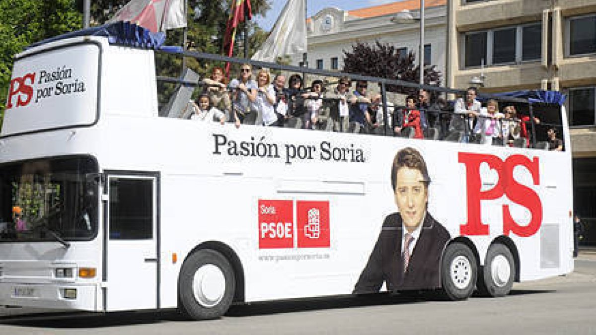 Mínguez con parte de su equipo en el autobús promocional del PSOE que recorrerá las obras que se han hecho estos 4 años de gestión. / VALENTÍN GUISANDE-