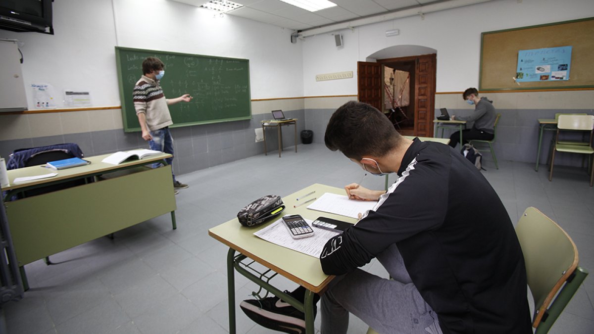 Un profesor imparte clases en el IES Antonio Machado en una imagen de archivo. MARIO TEJEDOR