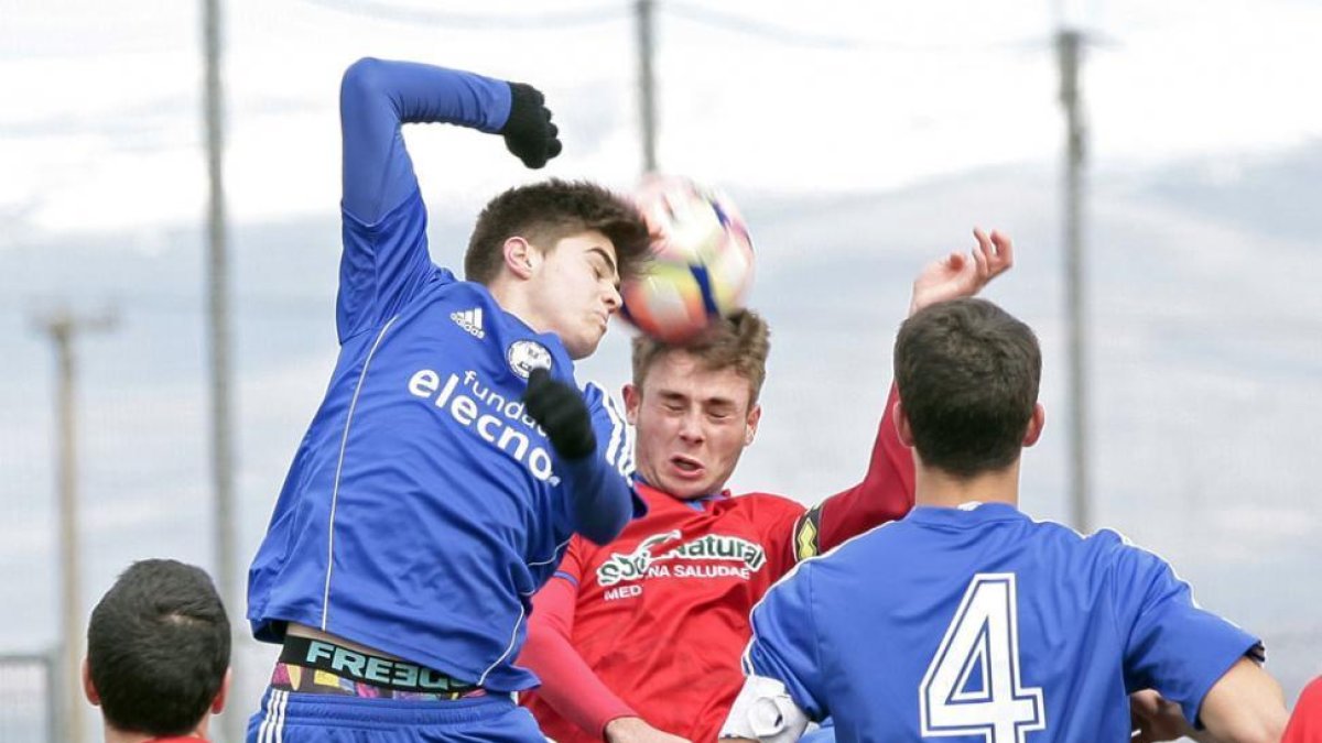 Un momento de juego del juvenil, ayer en la Ciudad Deportiva del Numancia.-MARIO TEJEDOR