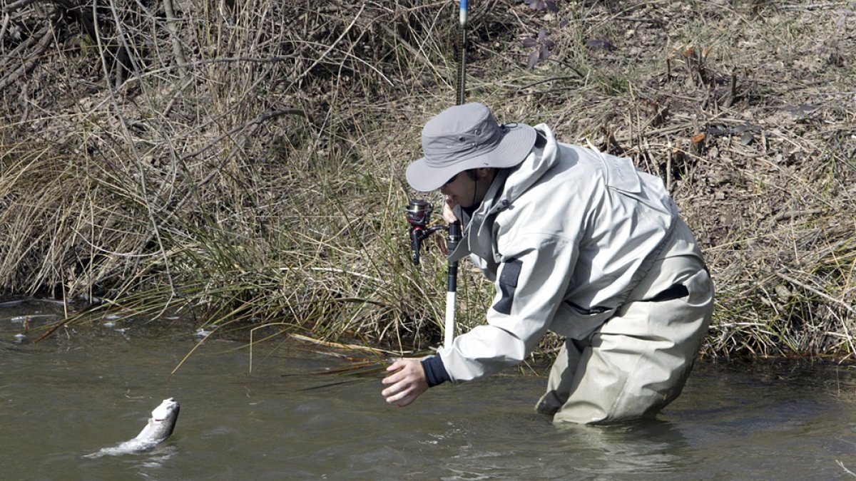 La pesca ha quedado excluida como actividad deportiva permitida. LUIS ÁNGEL TEJEDOR