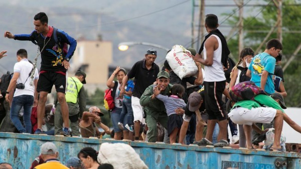 Los venzolanos en el puente Simón Bolivar, en la frontera de Venezuela y Colombia.-REUTERS