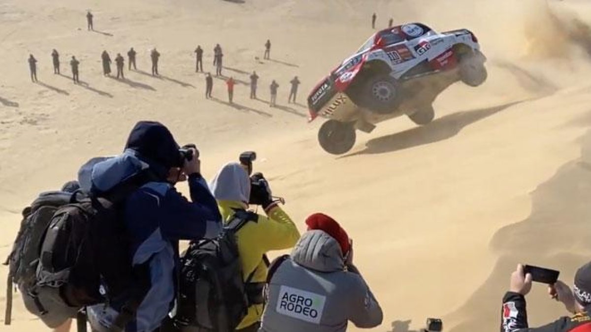 Fernando Alonso vuelca en el Dakar.-