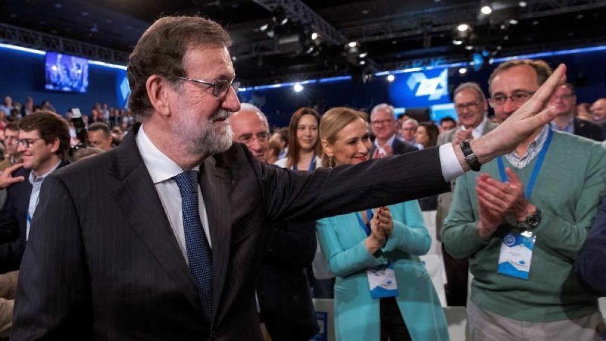 Mariano Rajoy, junto a la presidenta de la Comunidad de Madrid, Cristina Cifuentes, y al presidente del PP vasco, Alfonso Alonso, saluda a los asistentes a la convención, este domingo.-EFE / JULIO MUÑOZ