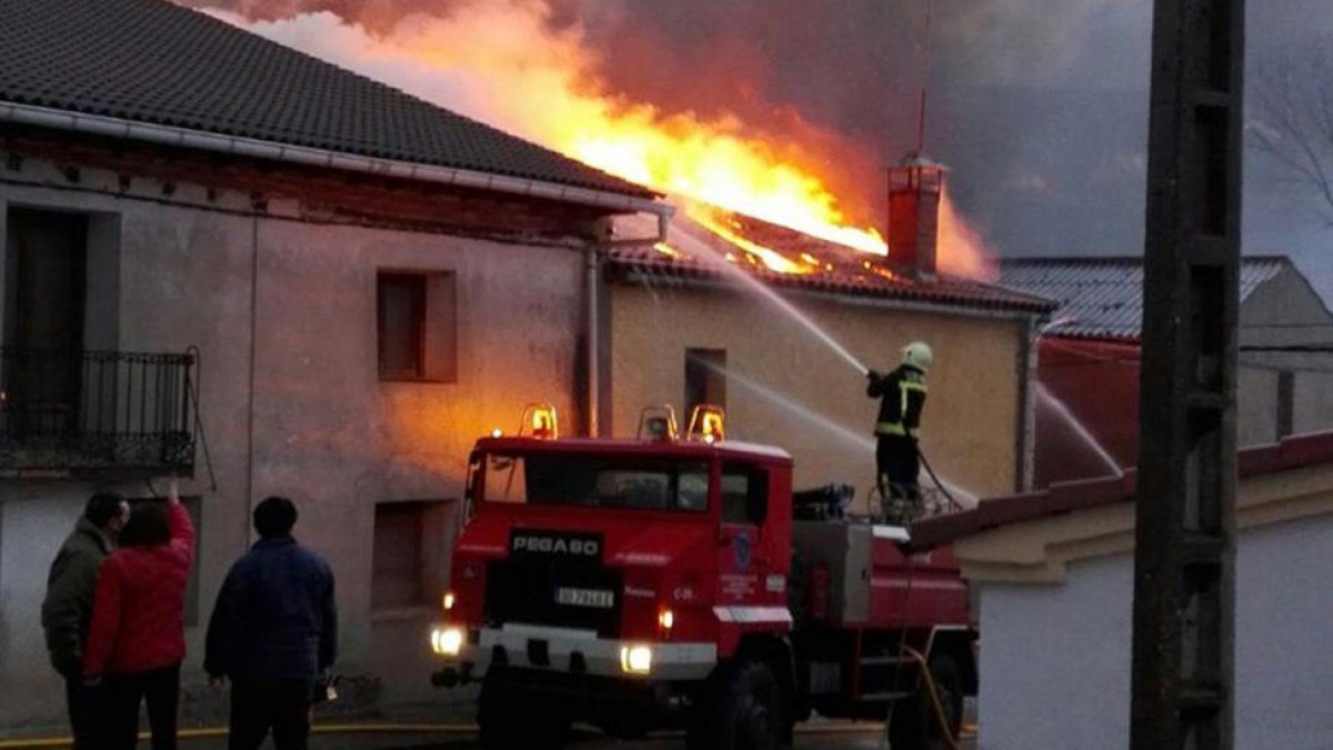 Incendio declarado el lunes en una vivienda de Santa María de las Hoyas.-ICAL