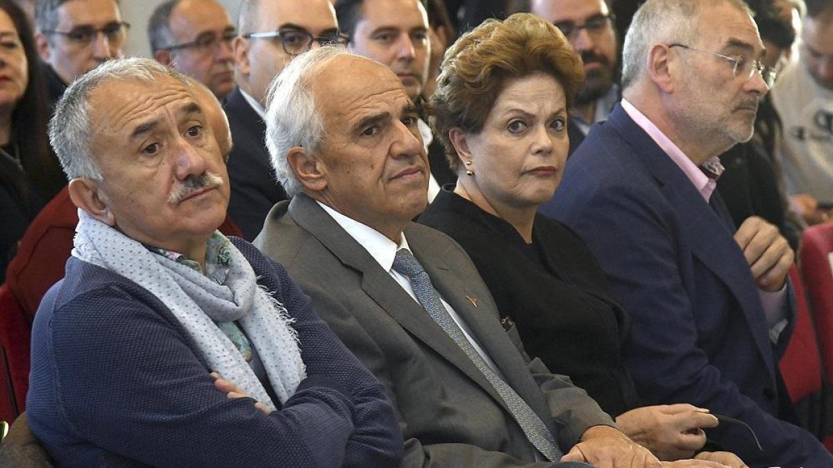 Pepe Álvarez, Ernesto Semper, Dilma Roussef y Evelio Angulo, ayer, en la sala Polisón del Teatro Principal, durante la jornada sobre diálogo social de UGT en Burgos .-- ICAL
