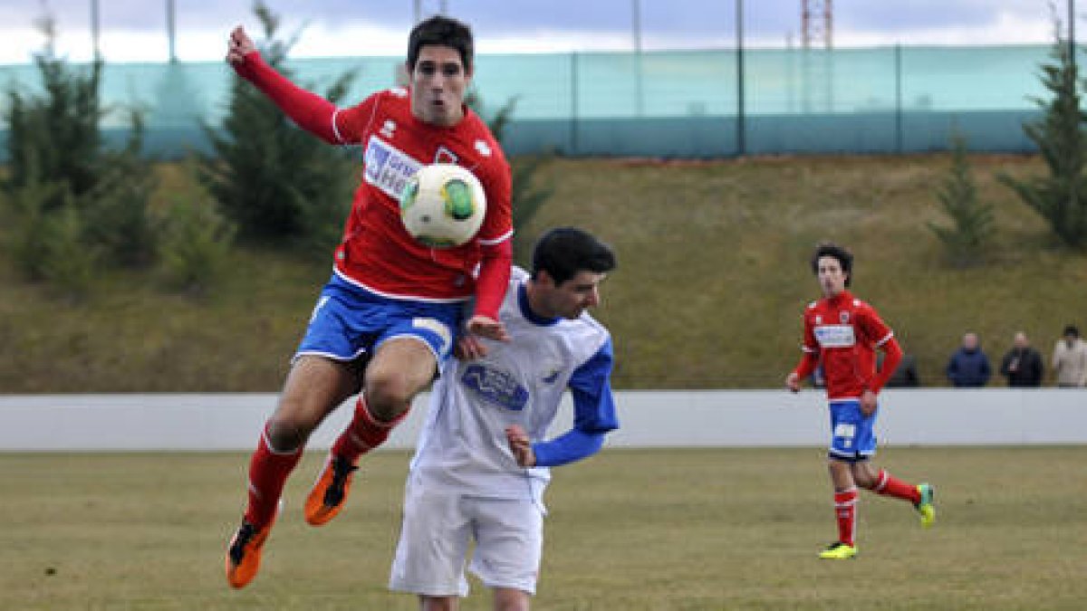 Un jugador del Numancia B durante el último partido en la Ciudad Deportiva ante el Almazán. / DIEGO MAYOR-