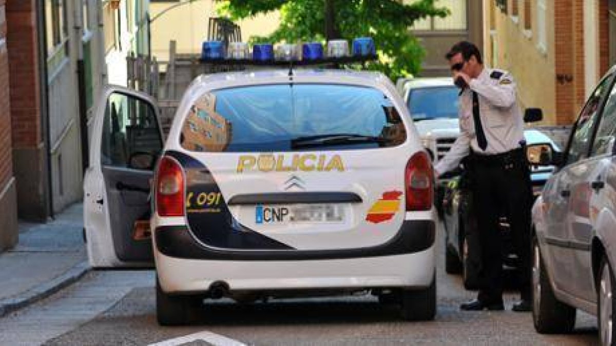 Patrulla de la Policía Nacional, en una imagen de archivo. VALENTÍN GUISANDE-