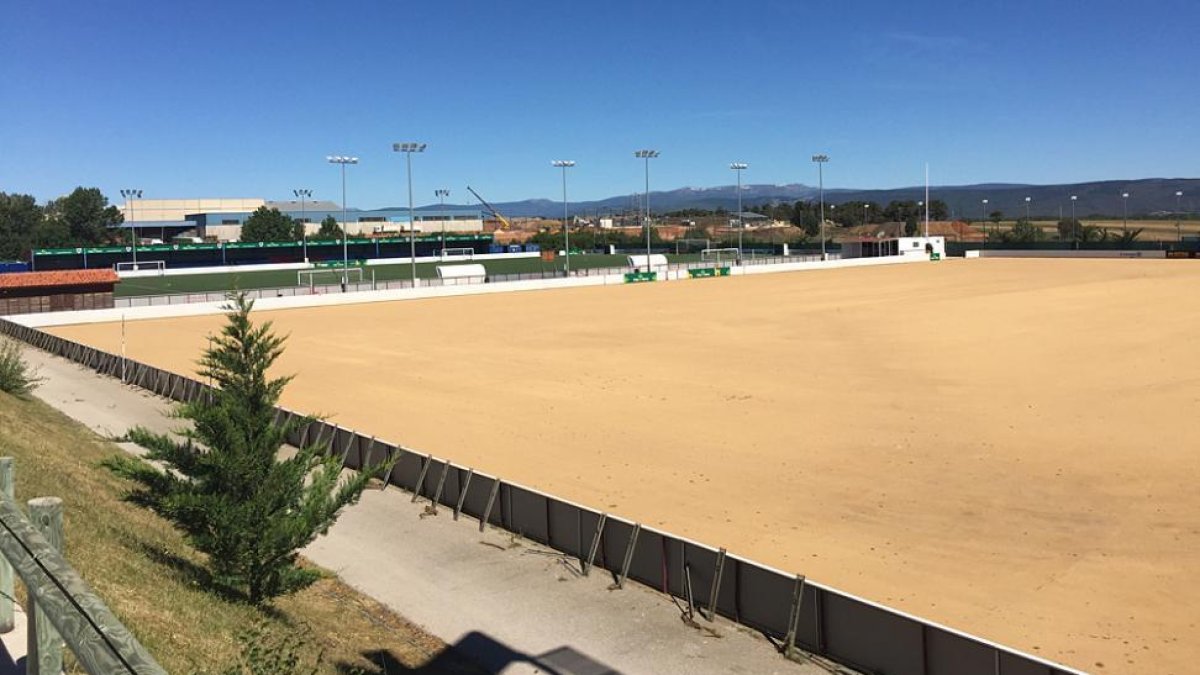 Las actuaciones para cambiar césped natural por artificial en la Ciudad Deportiva ya han comenzado.-C.D. NUMANCIA