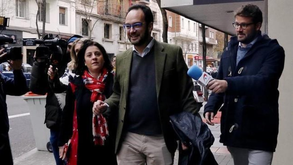 Antonio Hernando, en diciembre, ante la sede madrileña del PSOE.-