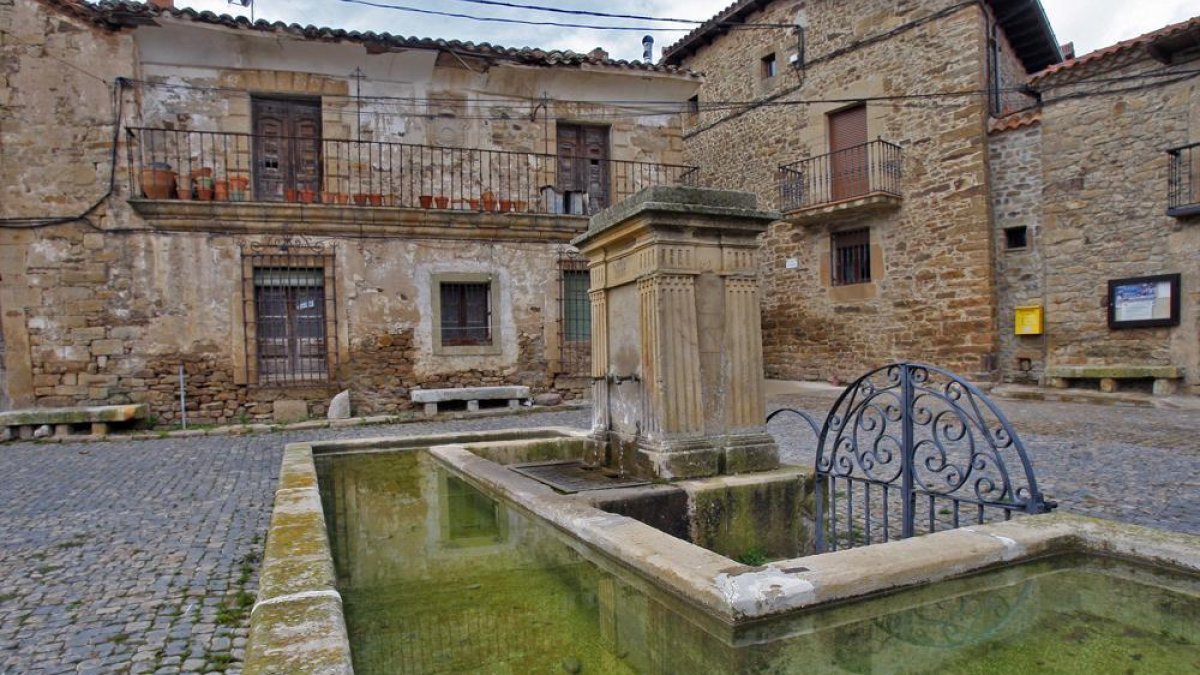 Fuente ubicada en la plaza de una localidad de la provincia.-M.T.