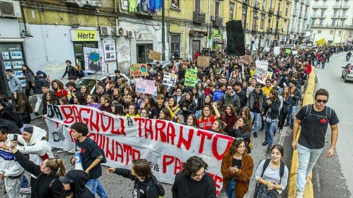 Manifestación contra la acerería Ilva, en Tarento, por la contaminación que genera, el pasado noviembre.-GETTY IMAGES / ANTONIO BALASCO