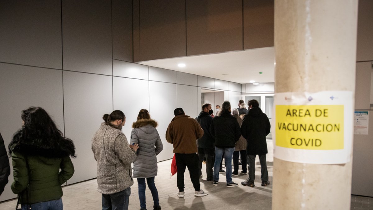 Colas para vacunarse en el hospital. GONZALO MONTESEGURO
