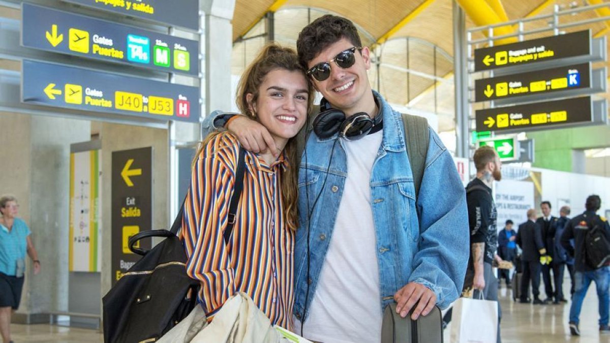 Amaia y Alfred en el aeropuerto, listos para partir hacia Lisboa.-/ PERIODICO