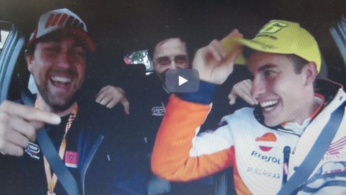 Marc Márquez bromea con la gorra de Valentino Rossi en el video de GPone.com.-VIDEO GPONE.COM