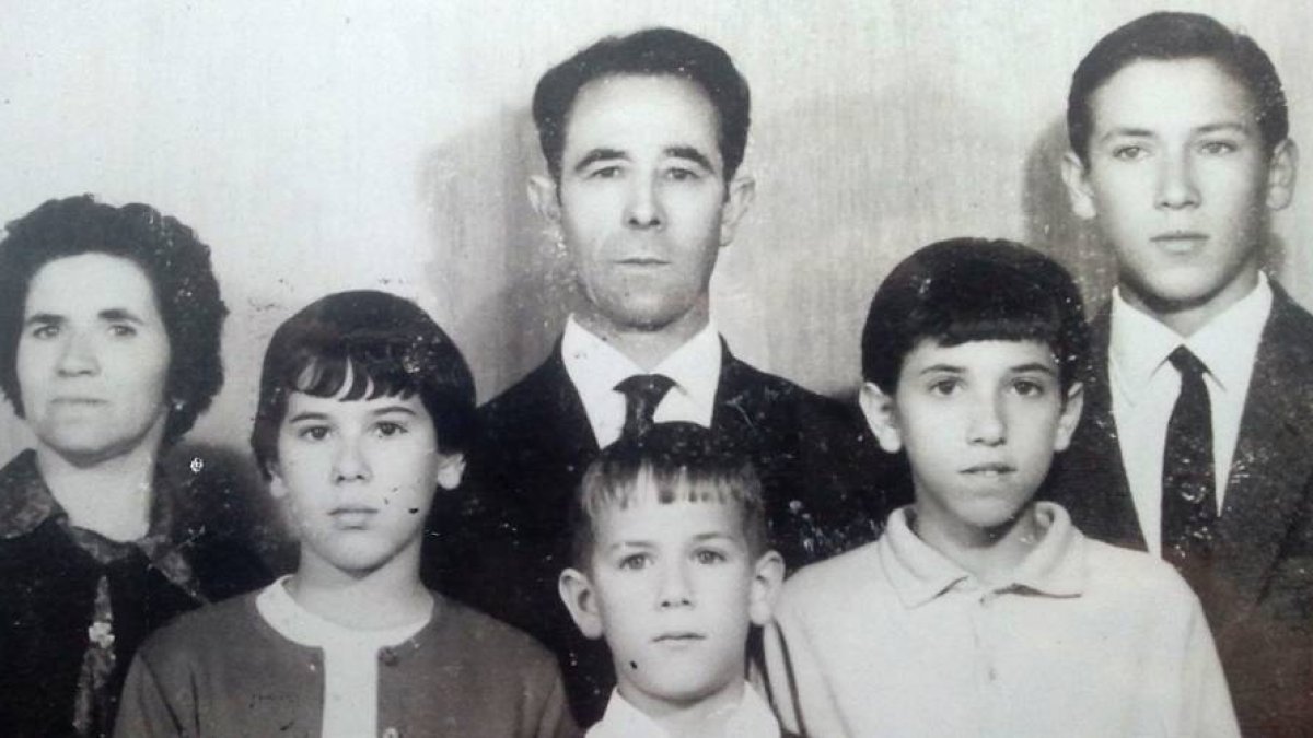 Silvestre y su esposa acompañados por sus hijos.-CEDIDA
