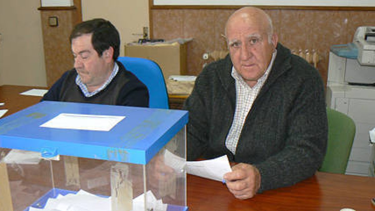 Un vecino de Dévanos vota en presencia del secretario y del alcalde. / EVA SÁNCHEZ-
