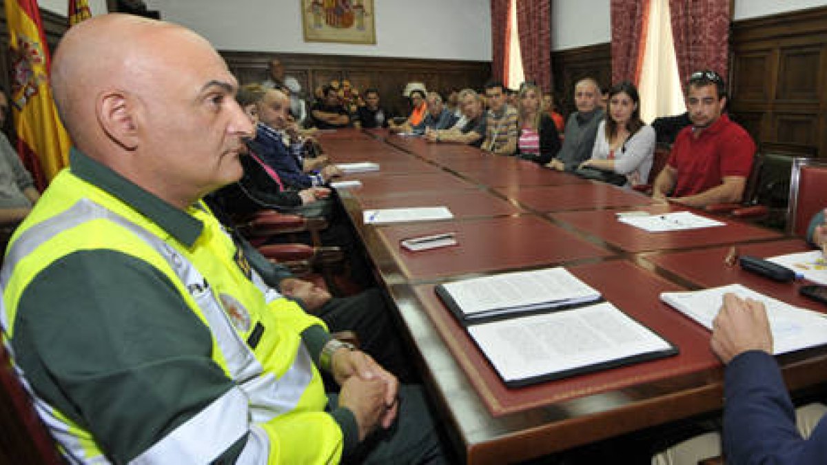 El capitán de Tráfico en una reunión en la Subdelegación del Gobierno en junio. / VALENTÍN GUISANDE-