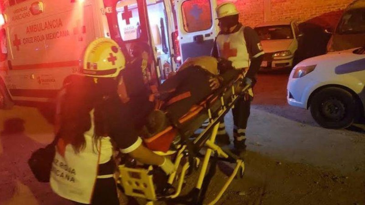 Socorristas auxilian a heridos en el tiroteo en un bar de la ciudad de Salamanca (Guanajuato) del 9 de marzo.-EFE