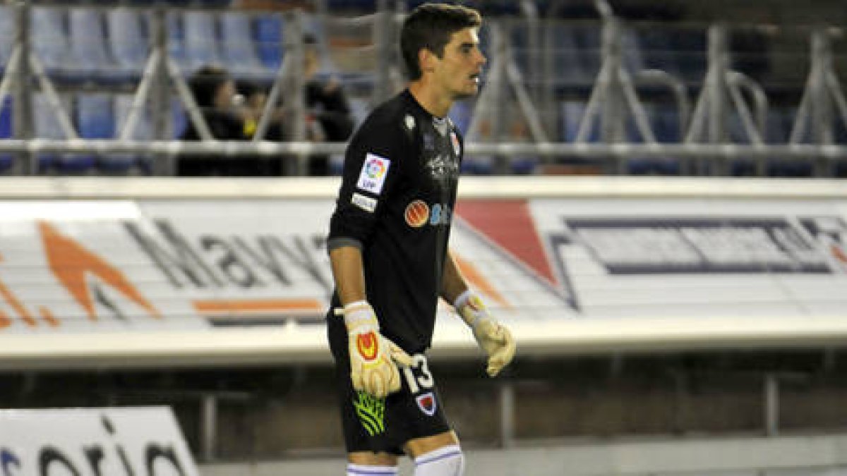 El cancerbero del Numancia, Raúl Fernández. / DIEGO MAYOR-