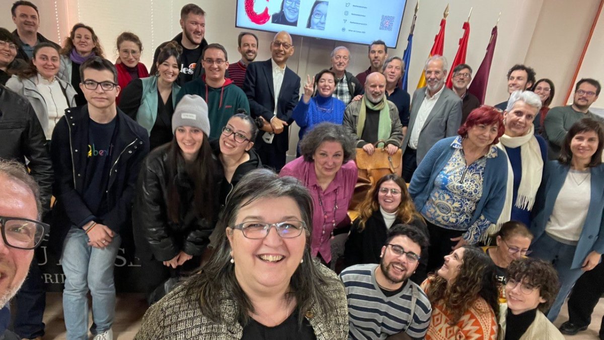 Esther del Campo con su equipo.-HDS