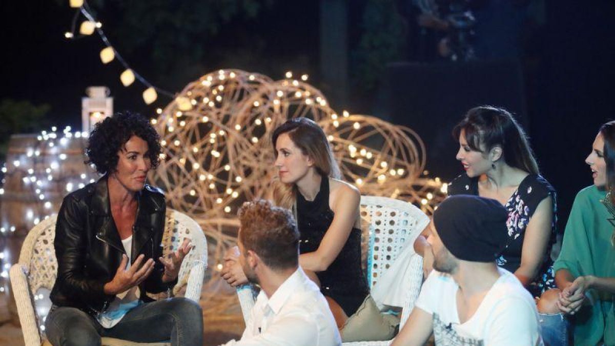 Nina, con algunos de los exconcursantes de 'Operación triunfo', en el especial 'OT: el reencuentro' (TVE-1).-JOSÉ IRÚN