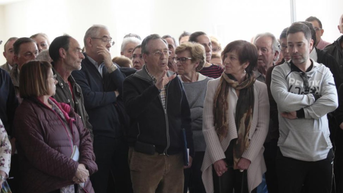 Asistentes a la reunión informativa sobre la granja en Cidones-M.T.