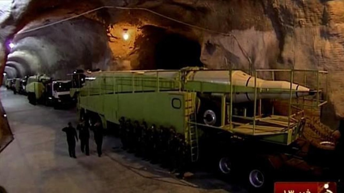 Imagen de la emisión televisiva que muestra un largo túnel, de unos 10 metros de alto, lleno de misiles.-IRINN / HO / AFP