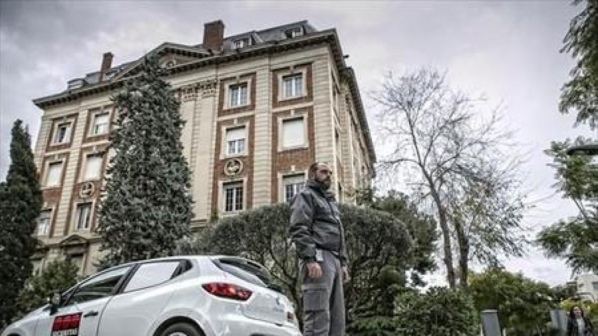 Un vigilante de Securitas visita una treintena de edificios cada noche.-JOAN CORTADELLAS