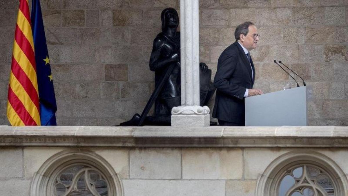 El ’president’ Quim Torra, en el Palau de la Generalitat, tras ser condenado a una pena de inhabilitación de año y medio para el ejercicio de cargos electos y a una multa de 30.000 euros, este jueves.-FERRAN NADEU
