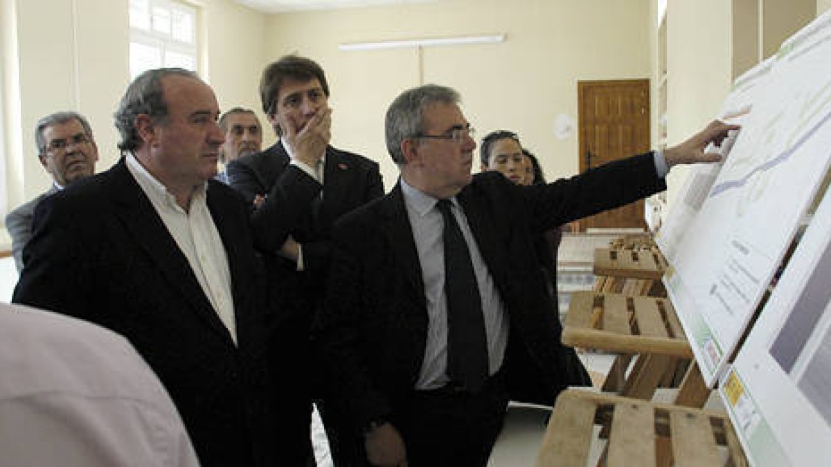 Ángel Martínez explica a los vecinos las actuaciones en el barrio ante la presencia de Ripa y Mínguez. / Á.M.-